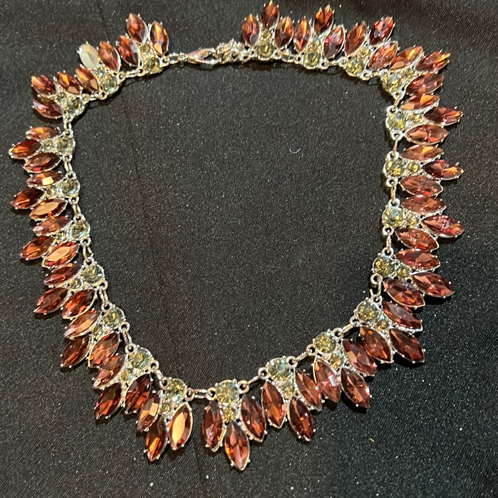 Unbranded crystal fancy necklace missing stone w/extender 16-18” length blk/pink